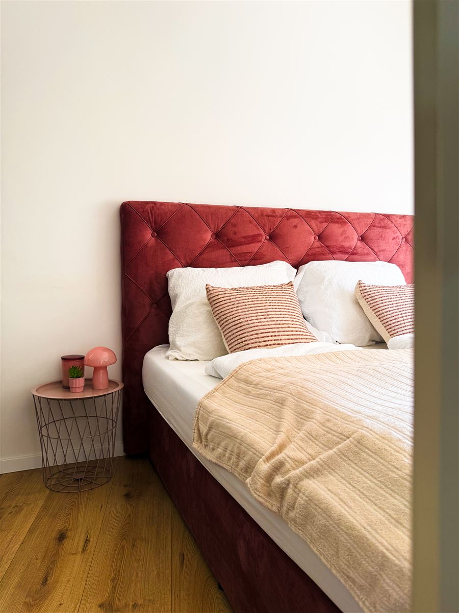 Apartment Drei – Schlafzimmer mit samtigem Kopfteil